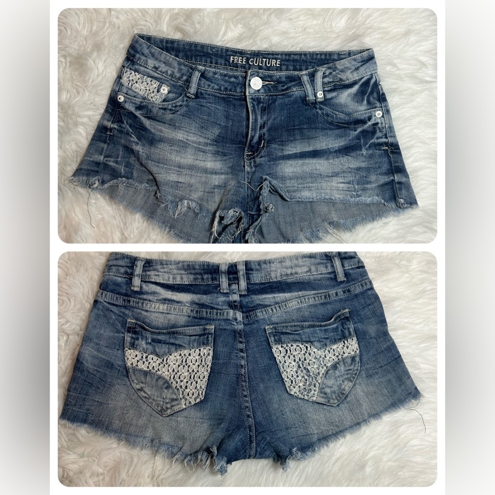 Free Culture size 11 Lace Detailed Distressed Short Shorts FEMININE LOOK raw hem
